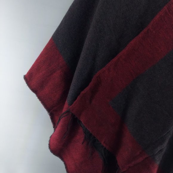 ISAAC Mizrahi  wrap poncho with fringe ends  NWT - Picture 6 of 8